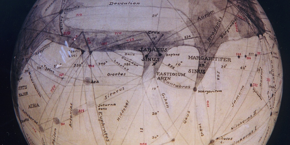 Tussen 1898 en 1911 produceerde Percival Lowell een half dozijn Mars globes waarop hij zijn waarnemingen van de Marskanalen weergaf. Lowell's Marskanalen bleven tot  1962 opduiken in diverse Mars kaarten