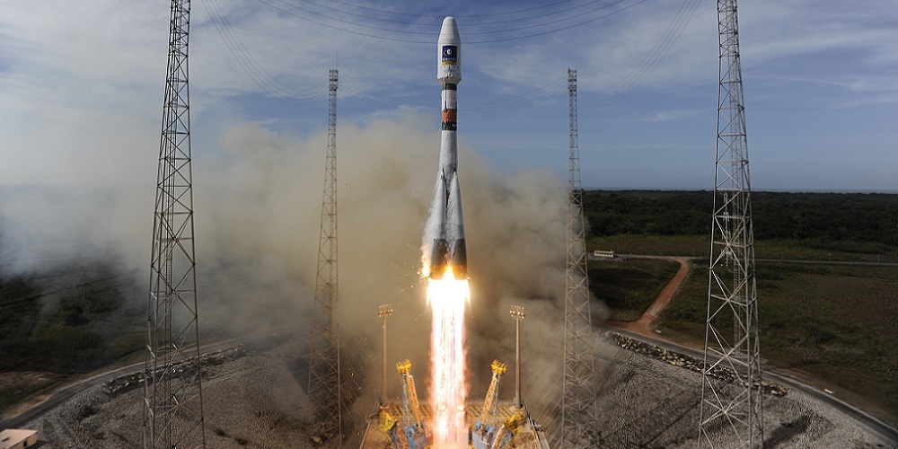 Lancering van een Russische Soyuz-2 raket vanuit Frans-Guyana. 