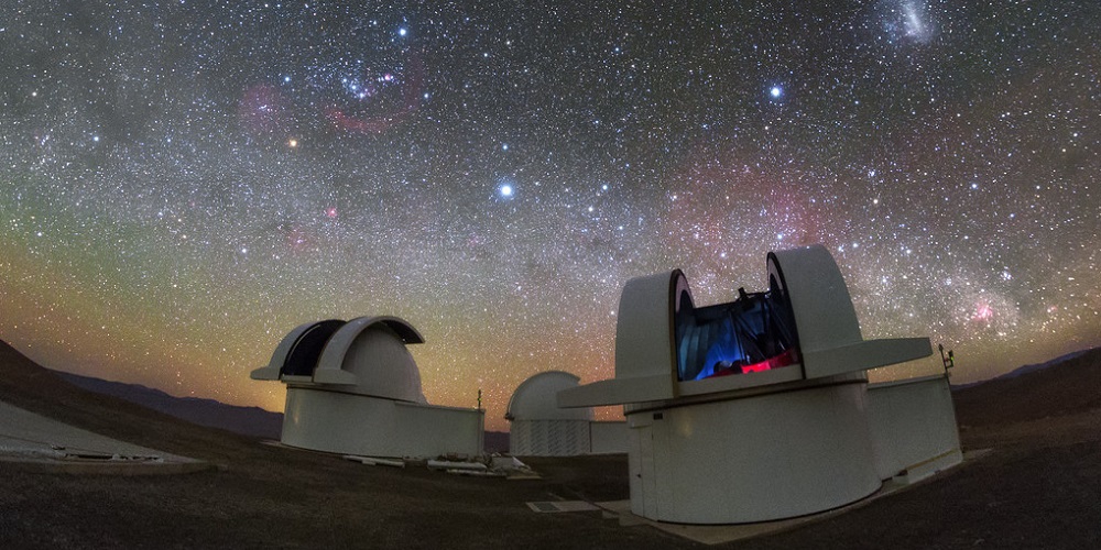 De telescopen van het SPECULOOS Southern Observatory turen naar de indrukwekkende nachthemel boven de  Atacama-woestijn in het noorden van Chili.