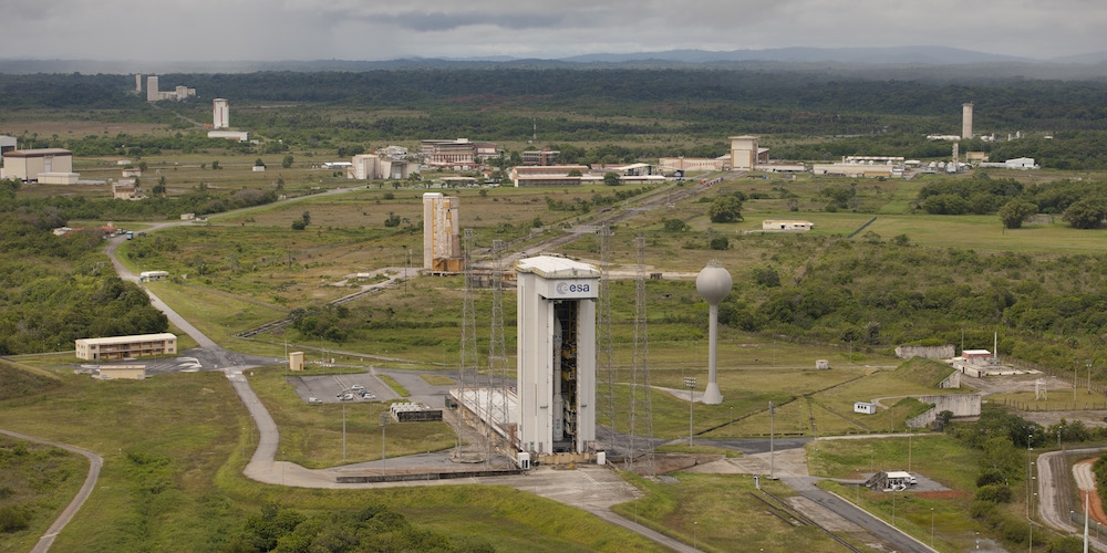 Op de voorgrond het lanceercomplex voor de kleine Vega raket