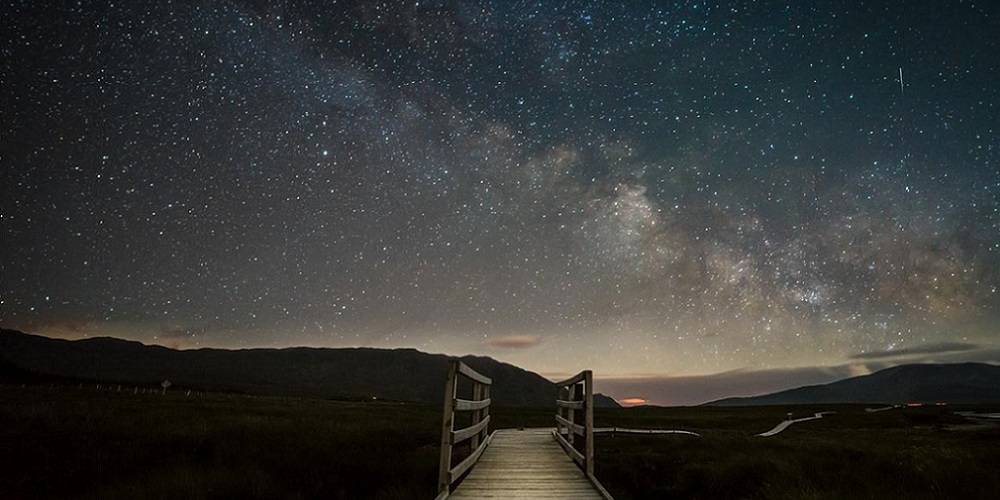 De sterrenhemel gezien in het Mayo Dark Sky Park in Ierland.