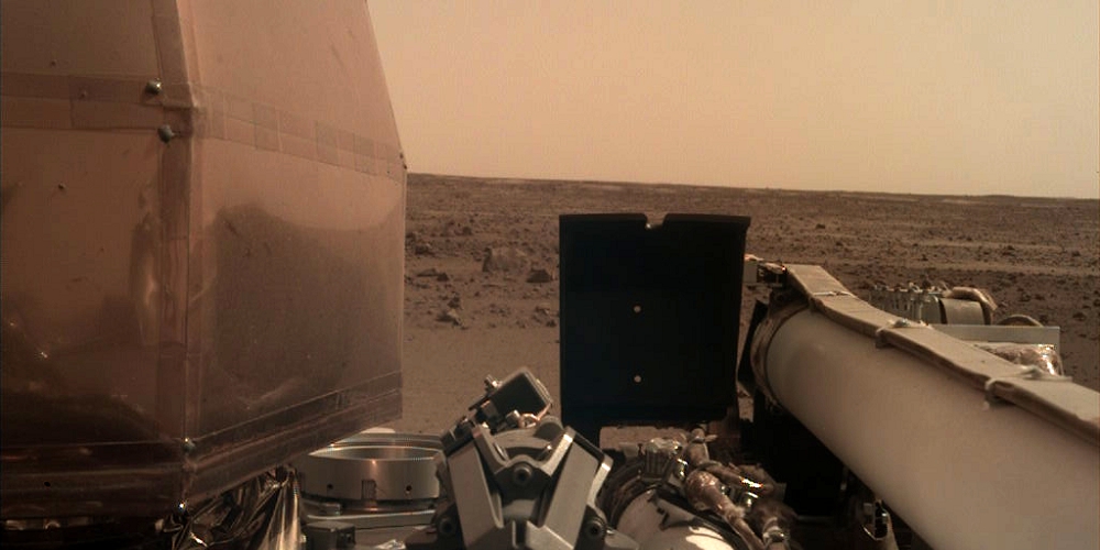 Foto van het Marsoppervlak genomen door de InSight Marslander.