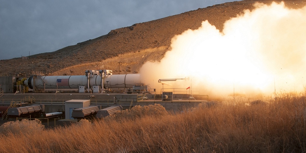 De QM-1 raketmotor wordt tot ontbranding gebracht op een teststand in Utah