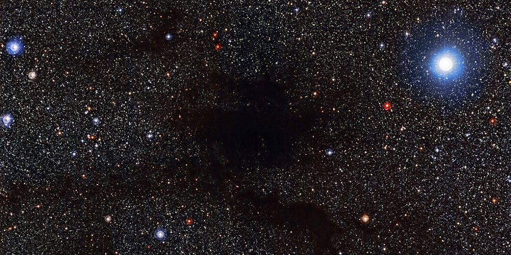 Deze foto van de donkere wolk Lupus 4, die donker afsteekt tegen de achtergrondsterren, is gemaakt met de Wide Field Imager van de 2,2-meter MPG/ESO-telescoop van de ESO-sterrenwacht op La Silla (Chili)