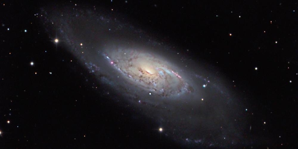 Het sterrenstelsel M106 is een mooi voorbeeld van een Seyfertsterrenstelsel