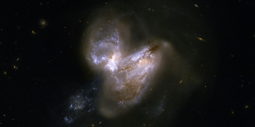 Opname van het sterrenstelsel Arp 299, dat in feite uit twee botsende sterrenstelsels bestaat. Het tweetal staat op een afstand van ongeveer 134 miljoen lichtjaar in het sterrenbeeld Grote Beer. 