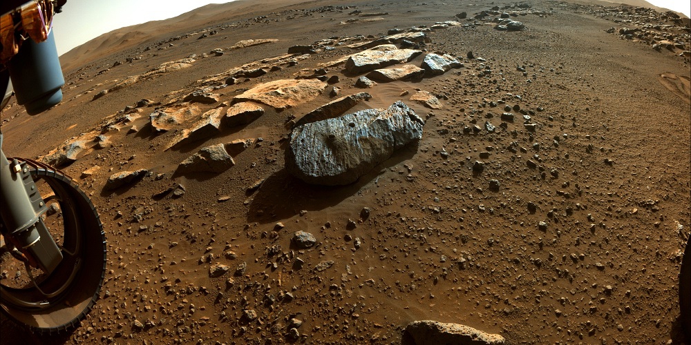 Twee gaten zijn zichtbaar in het gesteente, bijgenaamd "Rochette", waaruit NASA's Perseverance rover zijn eerste kernmonsters haalde.