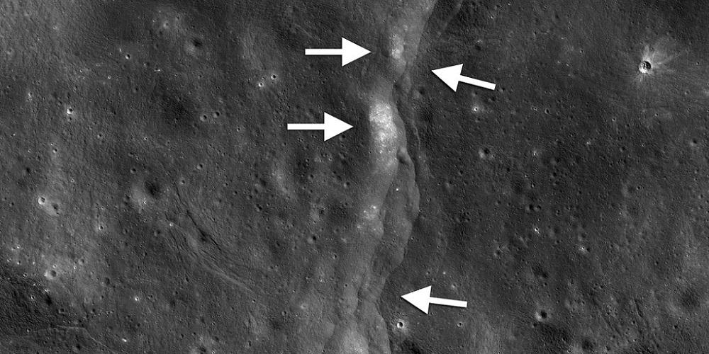 Opname gemaakt door de Lunar Reconnaissance Orbiter (LRO) van een breuklijn in het maanoppervlak. 
