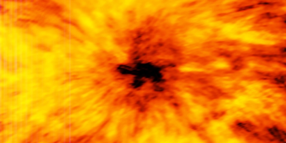 Deze ALMA-opname van een enorme zonnevlek is genomen op een golflengte van 1,25 millimeter.