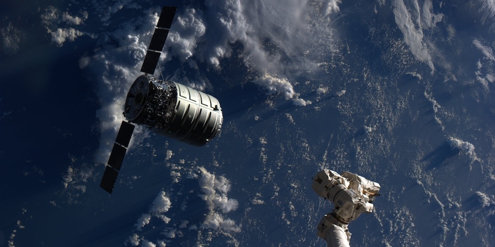Het Cygnus ruimtetuig nabij het internationale ruimtestation ISS