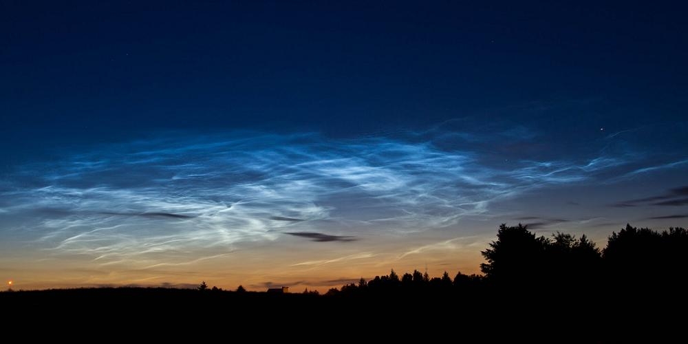 De prachtige oplichtende nachwolken of NLC's tijdens de avondschemering