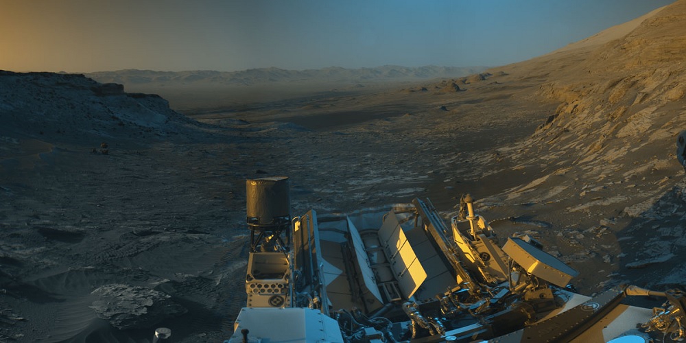 NASA's Curiosity Marsrover op het oppervlak van de rode planeet. 
