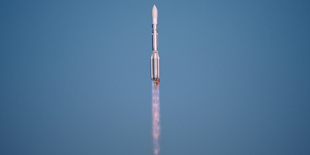 Lancering van een Russische Proton raket aan boord drie GLONASS-navigatiesatellieten