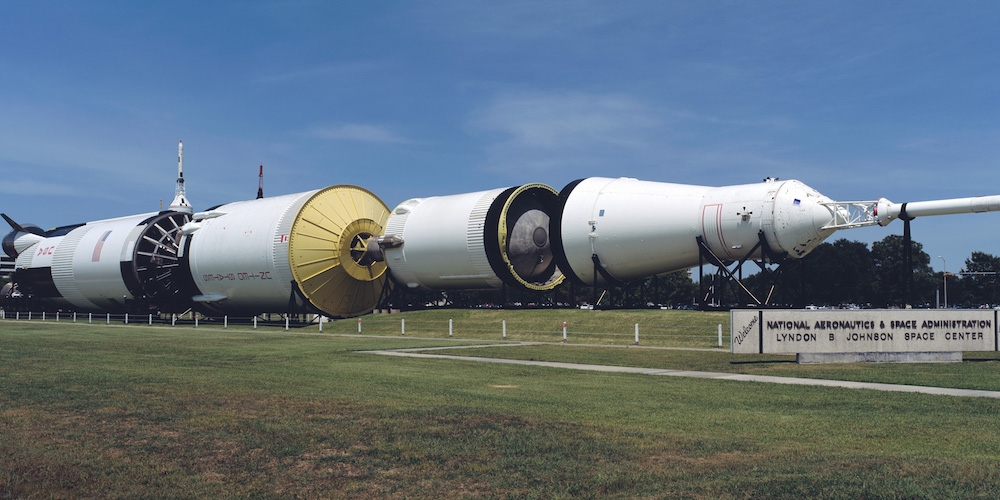 Eén van de resterende Saturn V draagraketten nabij NASA's Johnson Space Center in Houston, Texas