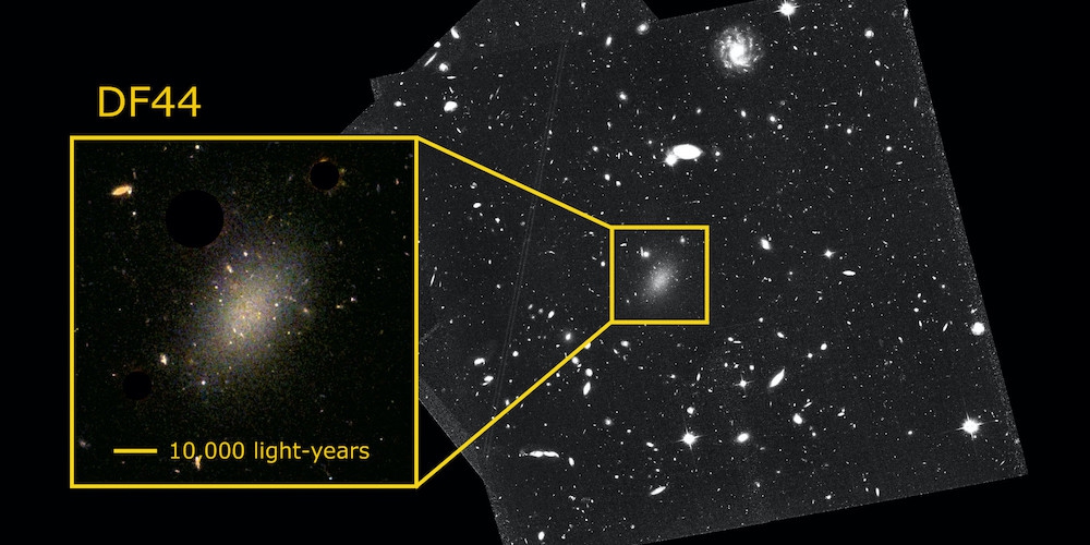 Beeld van de Hubble Ruimtelescoop van het ultradiffuse sterrenstelsel Dragonfly44 (DF44).
