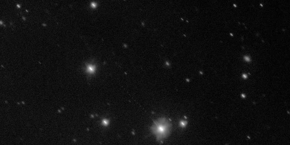 Deze foto, een compositie van verschillende waarnemingen met ESO’s VLT Survey Telescope (VST), toont de ESA-satelliet Gaia als een vaag spoor van stippen in de onderste helft van het met sterren bezaaide beeldveld.