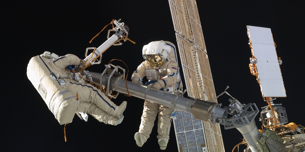Twee Russische kosmonauten tijdens een ruimtewandeling