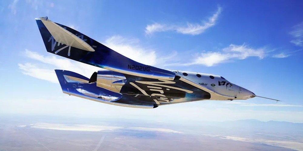 Het SpaceShipTwo raketvliegtuig keert terug naar de Aarde.