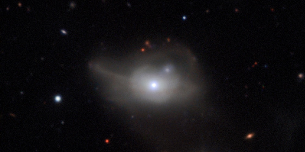 Deze opname, gemaakt met het MUSE-instrument van ESO’s Very Large Telescope, toont het actieve sterrenstelsel Markarian 1018, dat een superzwaar zwart gat in zijn kern heeft