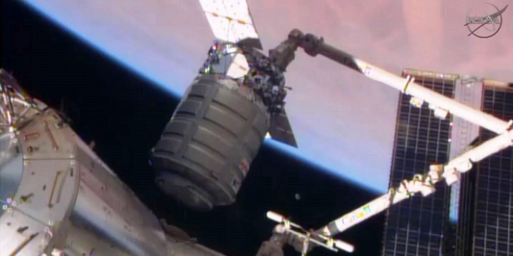 De tweede Cygnus vrachtmodule wordt vastgehecht aan het ISS