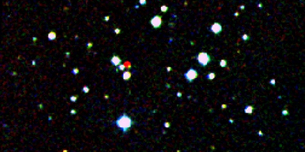 Het rode object op deze opname van de Second Generation Digitized Sky Survey is een nabije ster 